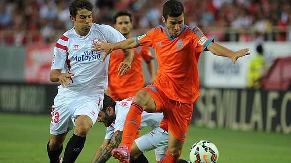 Gayà defiende el balón ante un jugador del Sevilla.