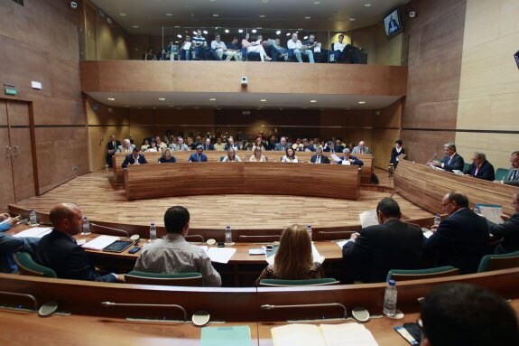 El salón de plenos de la Diputación de Valencia durante una sesión.  :: irene marsilla