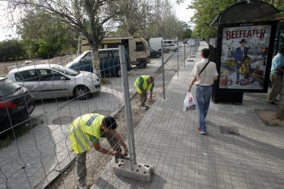 Colocación de la valla en toda la zona de obras del parque, ayer por la tarde. :: irene marsilla