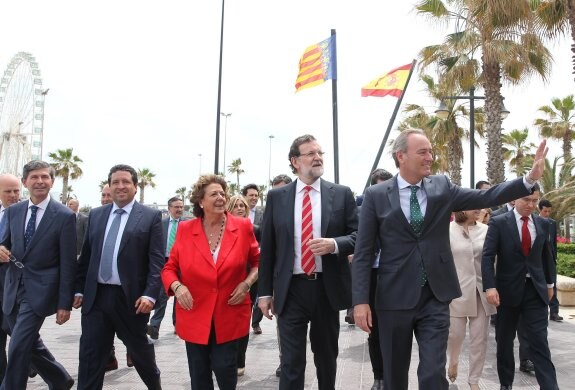 Rajoy, junto a Barberá y Fabra, ayer.  :: damián Torres