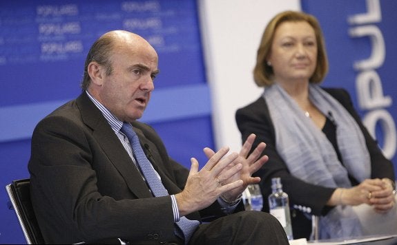 El ministro de Economía, Luis de Guindos, ayer junto a la presidenta de Aragón, Luisa Fernanda Rudi. :: EFE/Toni Galán