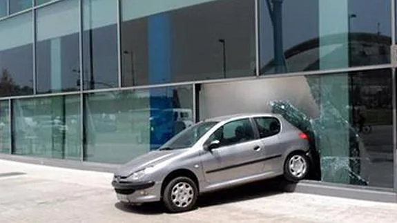 Un coche se estrella contra un hotel en Valencia al desengancharse de la grúa