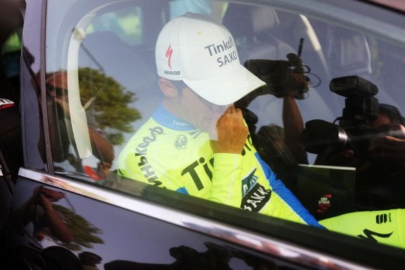 Contador, cabizbajo dentro del coche tras la etapa. ::  AFP/LUK BENIES