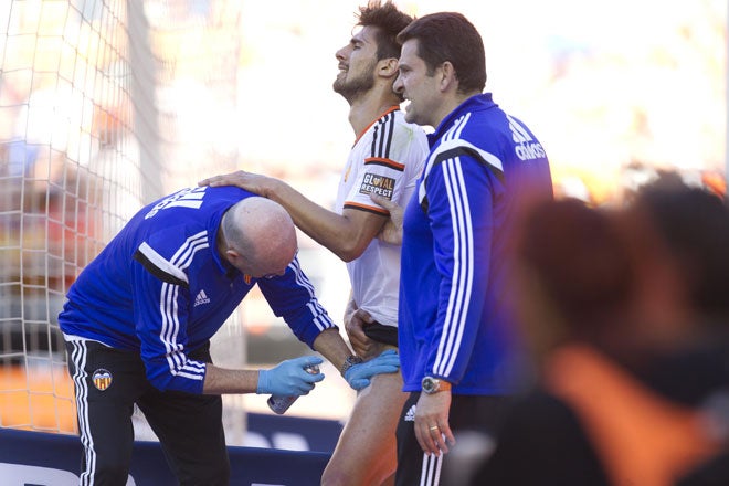 André Gomes, atendido por los médicos del Valencia tras sentir molestis musculares ante el Celta.