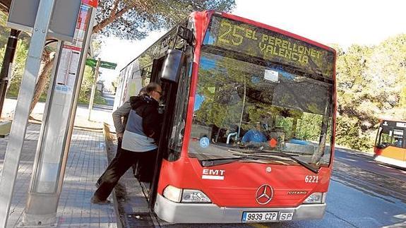 Autobús de la EMT que recorre las pedanías del sur de Valencia.