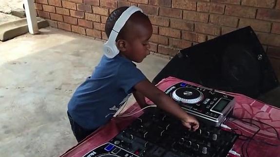 Un DJ de 3 años causa furor con sus mezclas