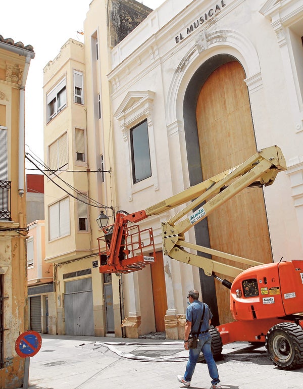 Una contrata municipal repara la fachada del teatro.