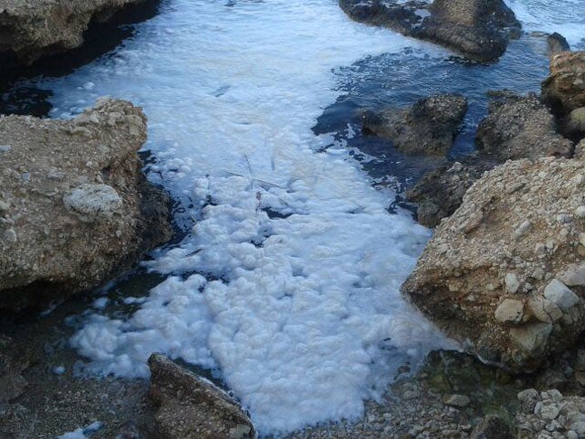 Espuma en el agua de Les Rotes de Dénia.