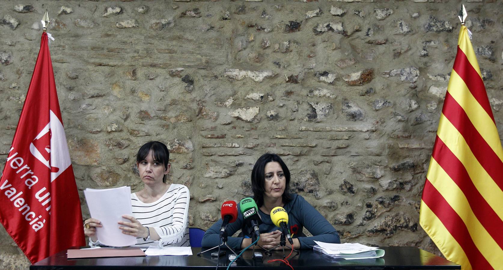 Rosa Pérez (d) y Rosa Albert, durante la rueda de prensa.