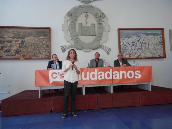 La candidata de Ciudadanos a la Generalitat, Carolina Punset, habla en los salones de Fomento. :: lp