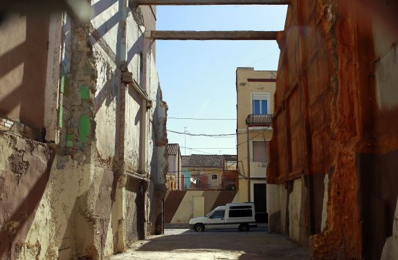 Una de las zonas pendientes de urbanización en el barrio del Cabanyal. :: j.monzo