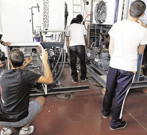 Varios alumnos de Formación Profesional en el IES Gran Vía de Alicante.:: carlos rodríguez