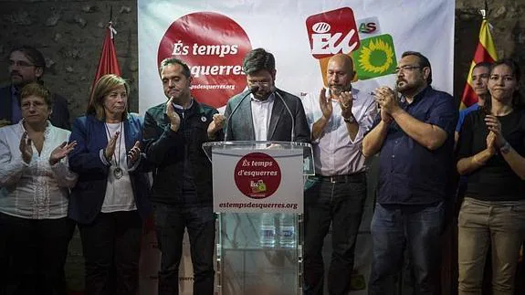 Ignacio Blanco, líder de Esquerra Unida, en el centro. 