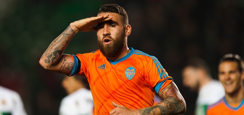 El agente de Otamendi: «Nico hará todo por irse del Valencia»