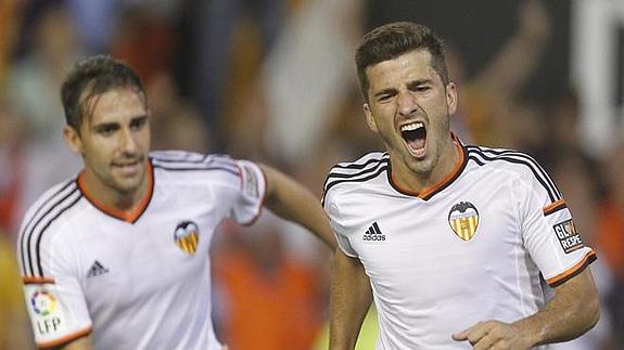 Gayà celebra su gol ante el Córdoba en Mestalla, junto con Alcácer.