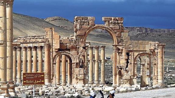 Las ruinas romanas de Palmira se encuentran a tres kilómetros del centro urbano de la ciudad, en el desierto sirio.