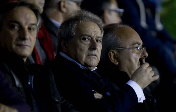 Alfonso Rus, con su característico puro, en el palco durante un partido del Olímpic. :: damián torres