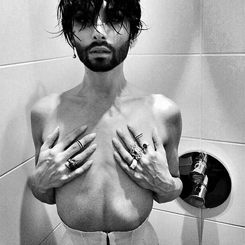 Conchita Wurst publica una foto desnuda en la ducha