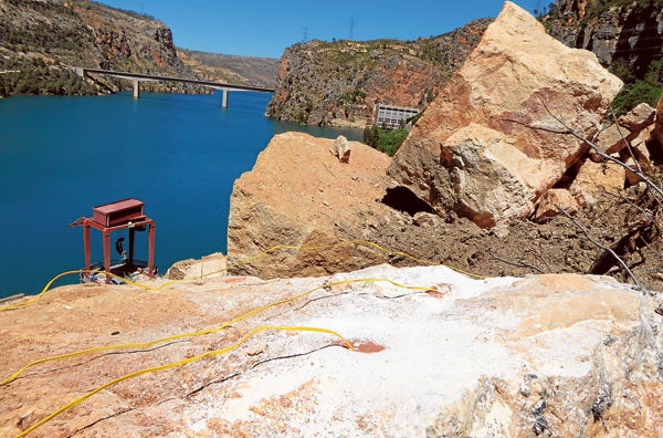 Una de las rocas del derrumbe de Cortes, con los orificios y el sistema de cables para activar los cartuchos y partirla desde dentro.