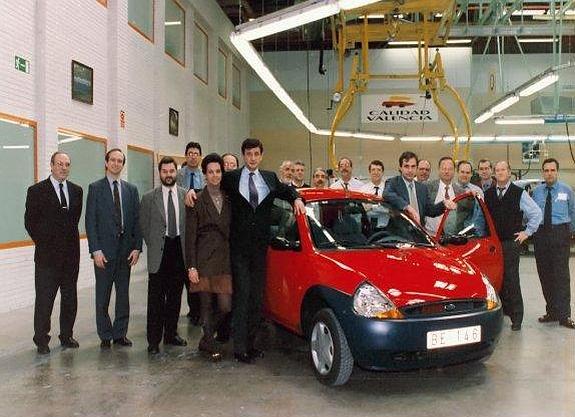 Carlos Sainz y Luis Moya, campeones de rallyes, con el Ford Ka en su visita a la fábrica en 1995.