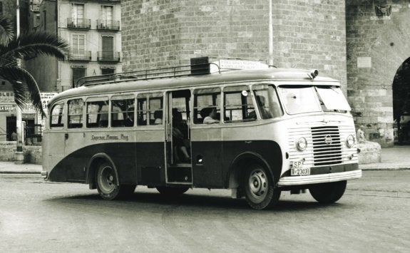 TRANSPORTE  Un autobús Seddon pasa por delante de las Torres de Serranos en los años cincuenta.