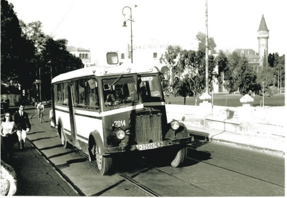 Un autobús cruza el Puente del Real de Valencia, antes de su ampliación, en los años 50.:: lp