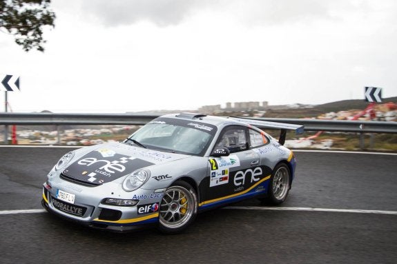 Miguel Fuster, con el Porsche 911 con el que ha logrado dos títulos nacionales y lidera el campeonato 2015.:: lp