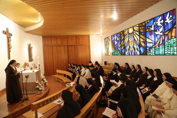 Abadesas de distintos  conventos en un reciente encuentro con el cardenal Cañizares.  :: JAVIER PEIRÓ