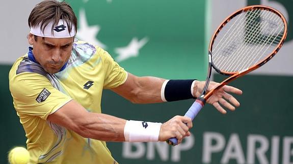 El español David Ferrer golpea la bola durante su partido de octavos de final de Roland Garros disputado contra el croata Marin Cilic.