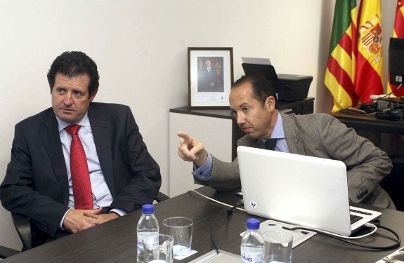 El conseller José Císcar, durante un encuentro con el exrector de la VIU Juan Manuel Badenas. :: lp