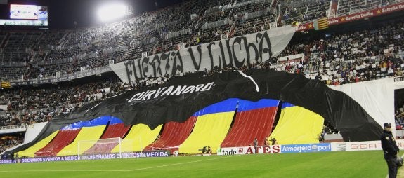 La Grada Joven  exhibe un tifo  durante la pasada  temporada. 