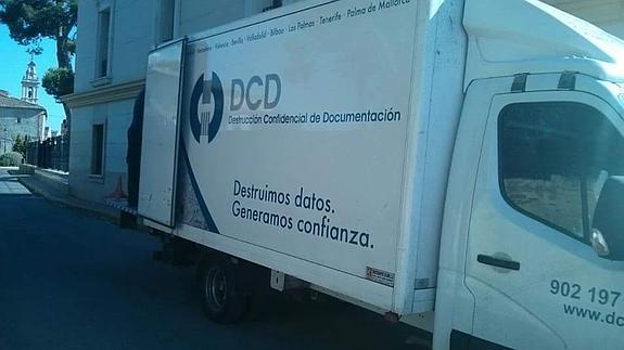 Camión de la empresa de destrucción de datos aparcado en la puerta del ayuntamiento de Moncada.