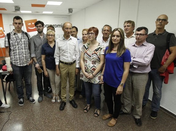 Los negociadores de los tres partidos, ayer, antes de la reunión. :: jesús signes