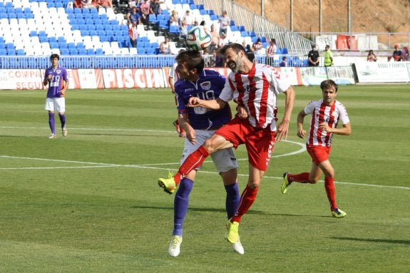 Huracán y Guadalajara luchan por un balón durante el partido. :: guadalajara diario