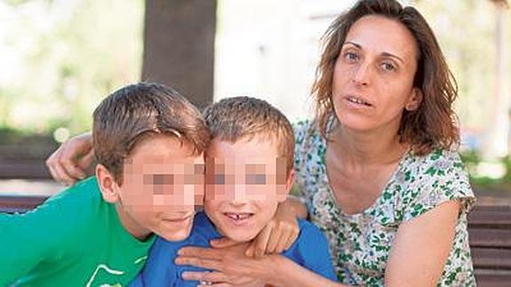 El pequeño Diego, que enfermó de autismo tras vacunarse, en el centro, junto a su hermano y su madre.