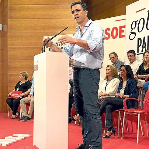 Pedro Sánchez se pasó las dos semanas que duró la campaña en mangas de camisa.