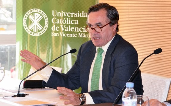 Ignacio Sánchez Cámara, en una intervención en la Universidad Católica de Valencia. :: lp