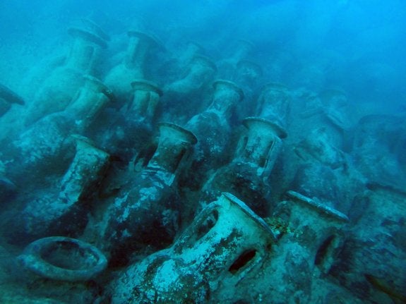 3.000 ÁNFORAS SUMERGIDAS  En grupos de 10, los buceadores acompañados por un arqueólogo descubren los restos del navío. :: Archivo Bou Ferrer