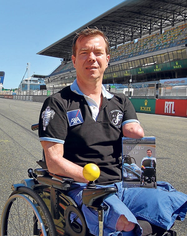 Frédéric Sausset sostiene el libro que cuenta su epopeya en el circuito de La Sarthe.