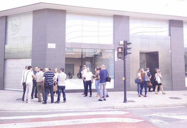 Algunos empleados y Torró (izquierda), a las puertas de IPG.