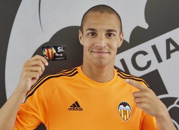 Rodrigo, posando ayer en la sede del club con el abono de la próxima temporada.