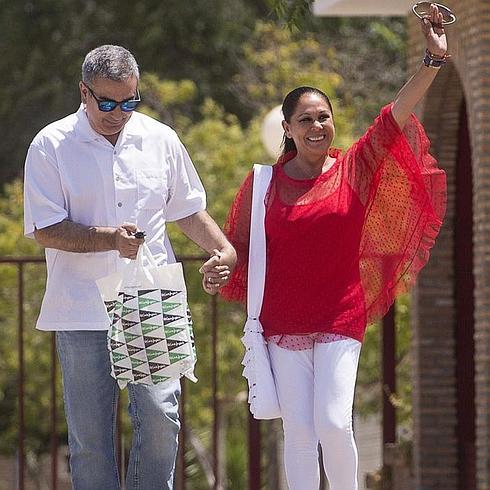 Isabel Pantoja junto a su hermano Agustín, a su salida de la prisión de Alcalá de Guadaíra durante su primer permiso.