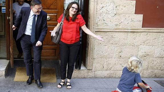 Puig y Oltra a la salida de la comida. 