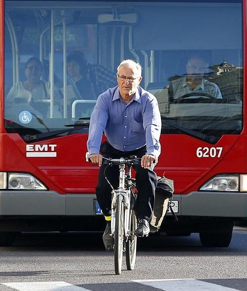 Joan Ribó camino al Ayuntamiento de Valencia.