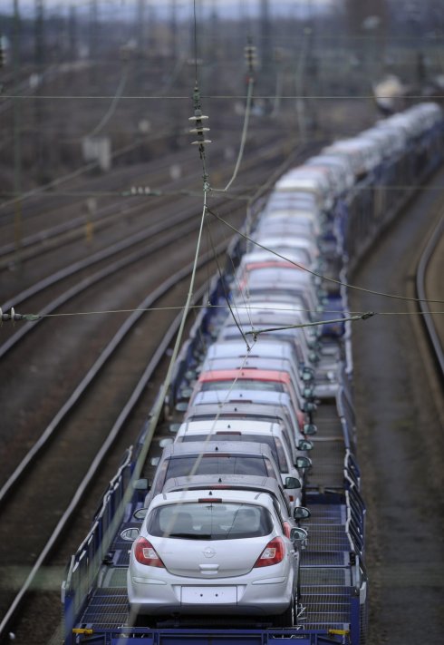 Tren con coches de General Motors en Alemania. :: Reuters