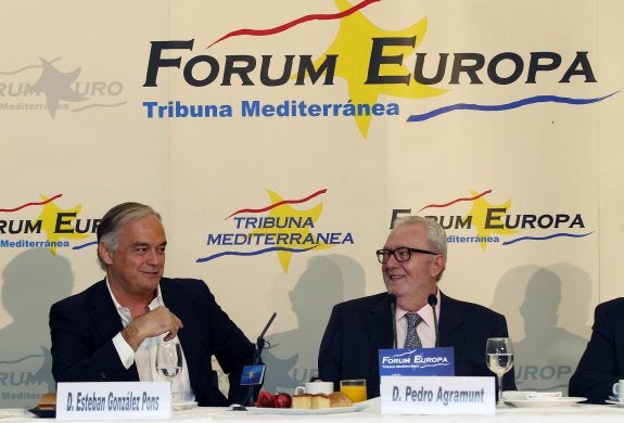 El eurodiputado González Pons con el senador Pedro Agramunt, ayer en la conferencia de este último en el Forum Europa. :: irene marsilla