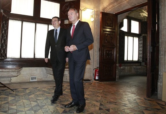 Ximo Puig y Alberto Fabra, ayer, en el Palau de la Generalitat. :: jesús signes