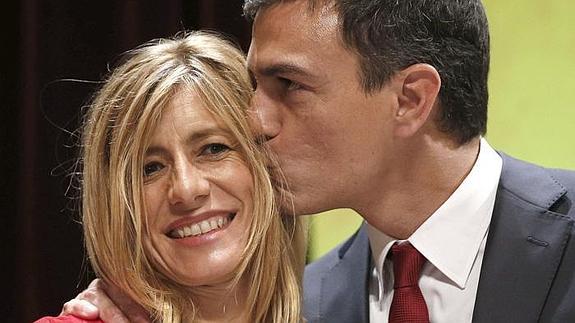 Pedro Sánchez besa a Begoña Gómez durante el discurso de proclamación como candidato a la Moncloa.