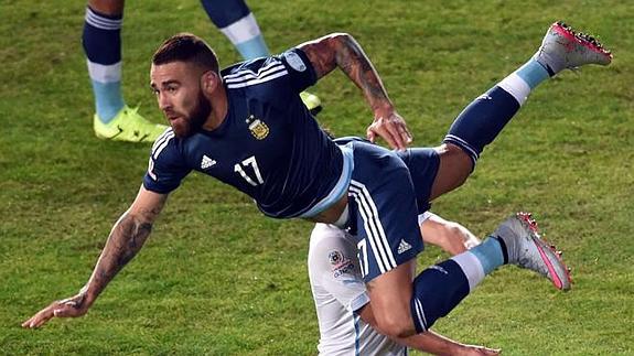 Otamendi despeja un balón en un partido de la Copa América de Chile.