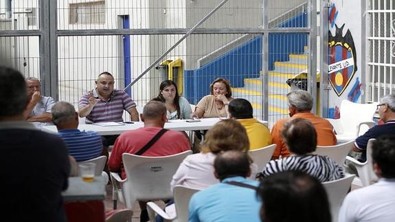 LaLa Delegación de Peñas del Levante UD reunida para decidir su voto en la venta del club.